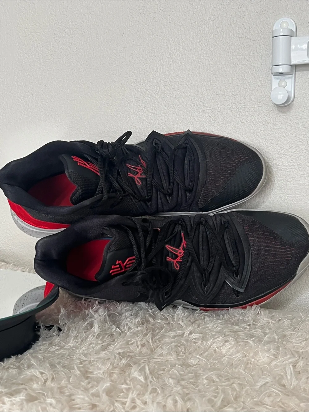 Nike Men’s Kyrie 5 Bred Basketball Shoes Size 13